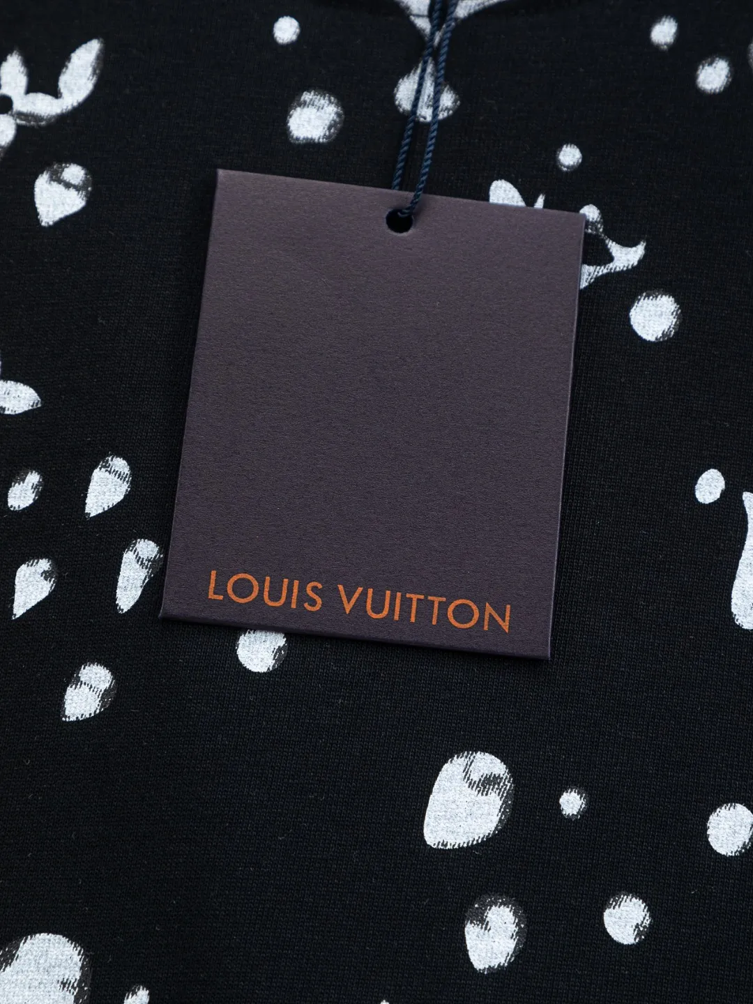 🅿️200 Louis Vuitton 1V LV lv slightly wide version S-XL LV 26ss new products are available at counters simultaneously. Multiple craftsmanship. Gold thread jacquard checkerboard letters on the chest🪡 embroidery. Round neck short-sleeved T-shirt, same style for men and women! Consigned to one-to-one creation. Synchronized with the official website, pure cotton fabrics at the counter! It is close to the skin and comfortable, durable and easy to wear. It has a classic and simple logo design and meticulous original craftsmanship. Short-sleeves, a must-have item for men, do not appear to be the same for the general public, but must be unique and eye-catching. This LV short-sleeve is all about quality, comfort, the same shape and fashion as always, including fabrics and cutting techniques. All of them have been made with great effort! 320 grams of washed pure cotton fabric, pure cotton is breathable, very refreshing and comfortable for daily wear. The rib knitting on the neckline is smooth and tight, and the neckline will not be skewed if you toss it at will. The loose version, you will find that it looks really good on the upper body. The overall is minimalist and neat, super versatile for daily use! Pair it casually with a pair of pants for a youthful look. A T-shirt will make your outfit crazy. It is a fashionable item that can never go wrong! Color: Black White Size: S-XL Size chart: S: Shoulder width 50-Bust 56-Length 70 M: Shoulder width 52-Bust 57-Length 72 L: Shoulder width 54-Bust 59-Length 74 XL: Shoulder width 56-Bust 62-Length 76